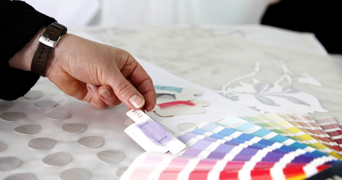 Pantone Farbkarte auf Gardine